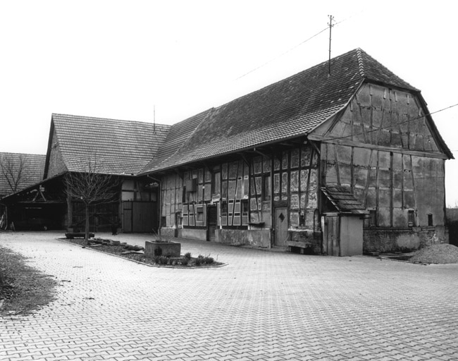 Etables et grange : vue depuis la cour.