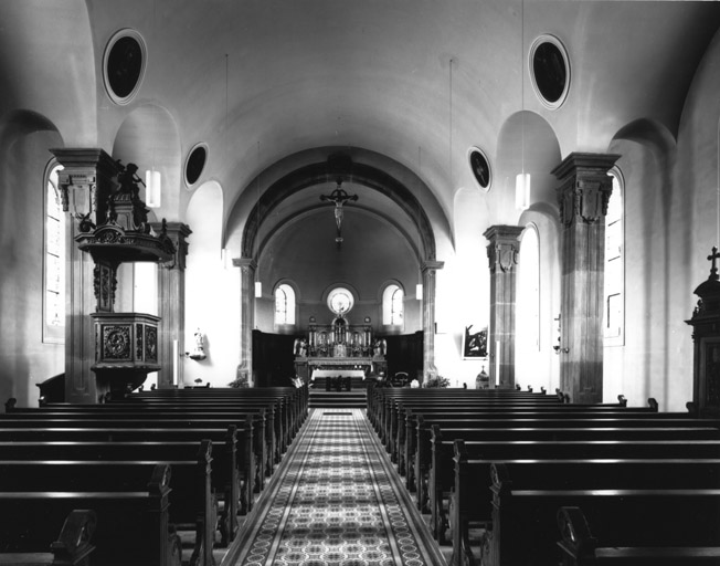 Intérieur : vue d'ensemble vers le choeur.