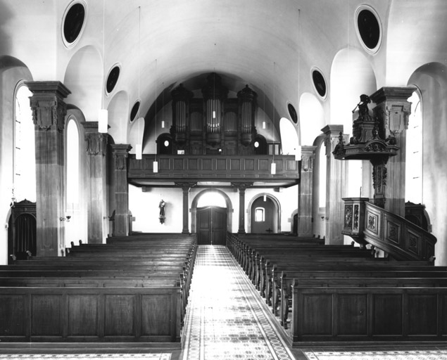 Intérieur : vue d'ensemble vers la tribune d'orgue.