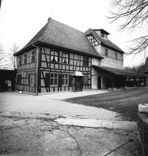 Le logis et le bâtiment de meunerie : vue d'ensemble.