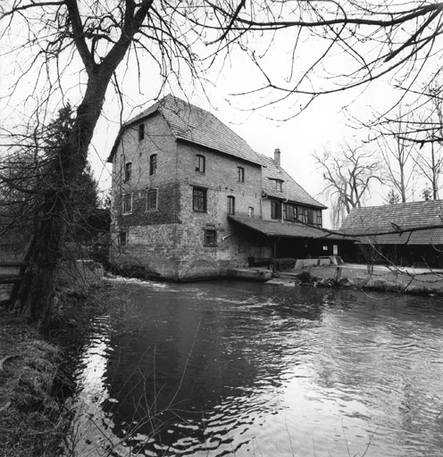 Le bâtiment de meunerie et le logis : vue sur l'eau.