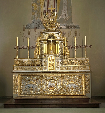 Autel, tabernacle, croix d'autel, 6 chandeliers d'autel (maître-autel) : agneau aux sept sceaux