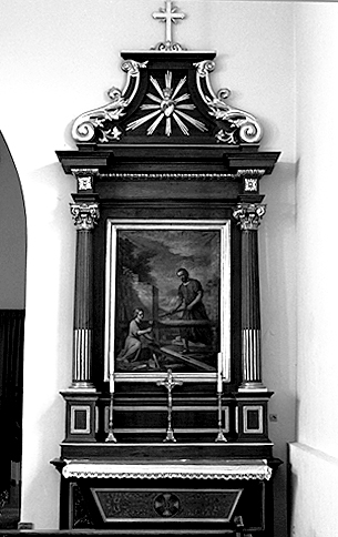 2 autels, 2 gradins d'autel, 2 retables, 2 tableaux (autel secondaire) : Glorification de la Vierge à l'Enfant entourée de saints et de personnages bibliques, saint Joseph et l'Enfant Jésus dans l'atelier de charpenterie