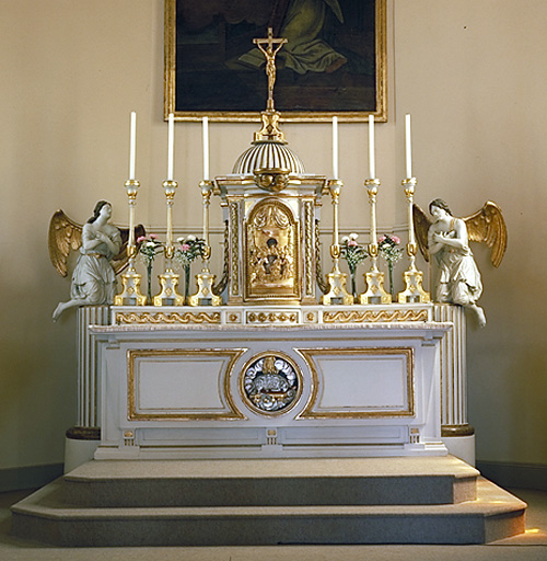 Autel, gradin d'autel, tabernacle, 2 statues, 6 chandeliers d'autel, croix d'autel (maître-autel)