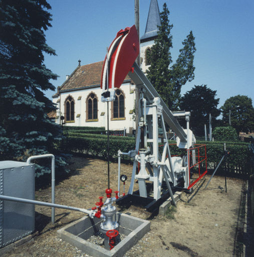 Pompe à balancier de pétrole, conservée au musée du pétrole, rue de l'Ecole.