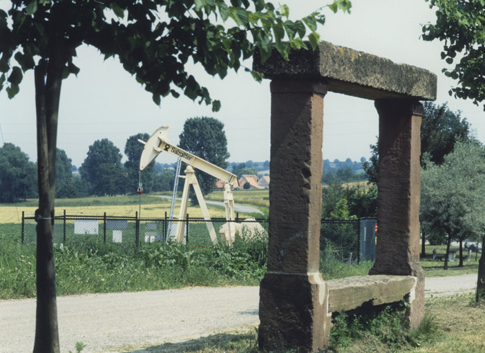 Vue d'ensemble avec en arrière plan un balancier de pétrole.