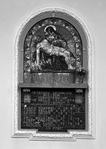 Monument aux morts en céramique.