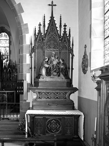 2 autels, 2 retables, groupe sculpté (2, autel secondaire) : Vierge à l'Enfant remettant le rosaire à Saint Dominique et sainte Catherine, Sainte Famille, style néo-gothique