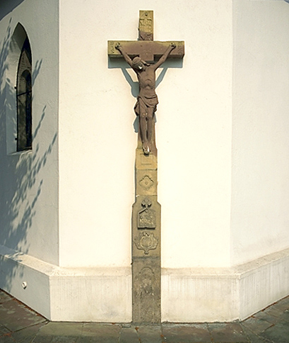 Croix monumentale : Christ en croix, Vierge de Pitié