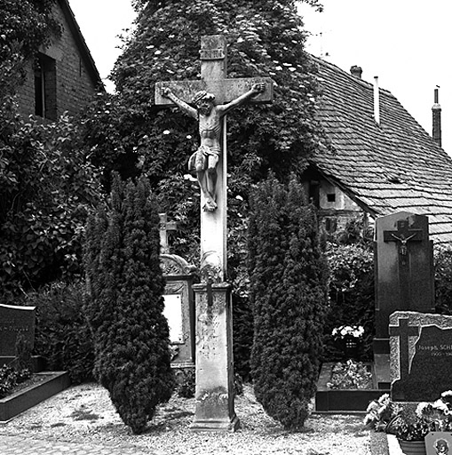 Croix de cimetière : Christ en croix