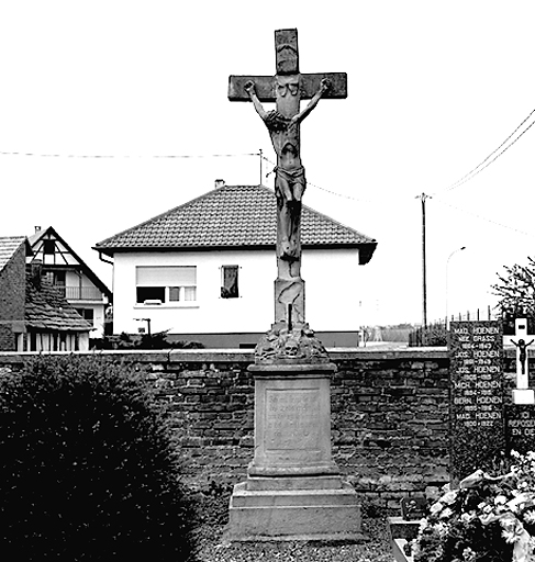 Croix de cimetière : Christ en croix