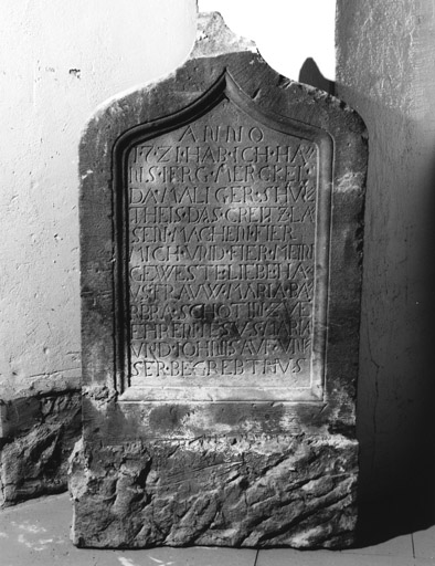 Stèle funéraire de Jean Georges Merckel et son épouse Marie Barbara Schotin. Inscription sur la face postérieure.