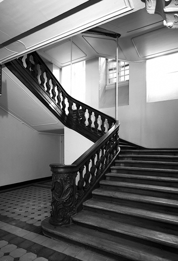 Bâtiment central : escalier, vue d'ensemble.