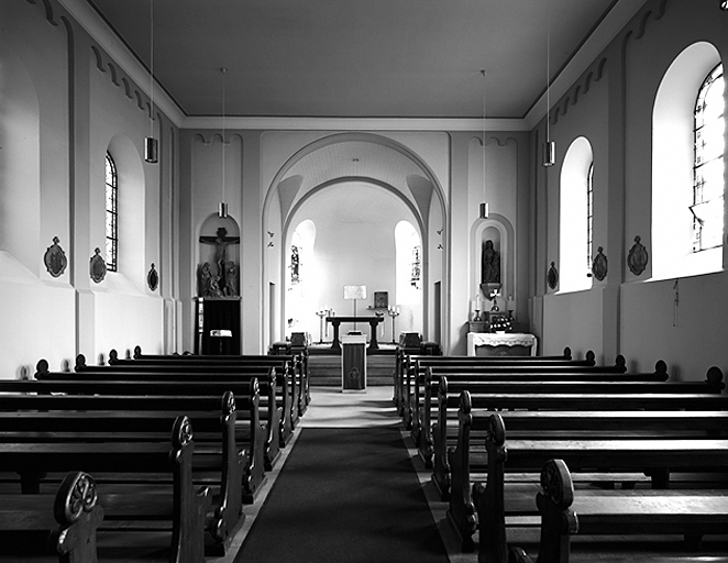 Vue d'ensemble intérieure de la chapelle catholique.