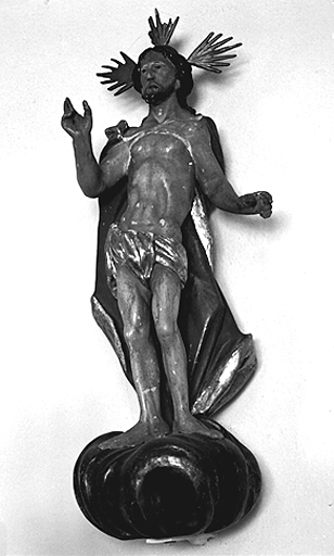 Niche avec fonts baptismaux : statuette du Christ.