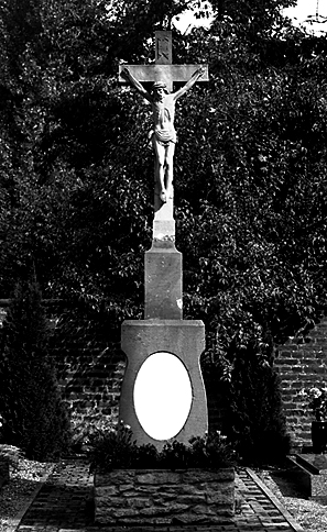 Croix de cimetière : Christ en croix