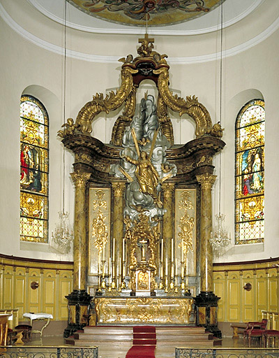 Autel, ciborium (baldaquin), tabernacle, croix d'autel, 12 chandeliers d'autel (maître-autel) : Vierge de l'Assomption, anges, trophées (à), motif rocaille (à)