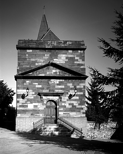 Façade ouest avec fronton.