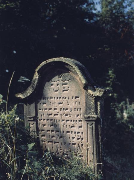 Vue d'ensemble de la stèle funéraire de Baruch, fils d'Isaac, décédé en 1766.