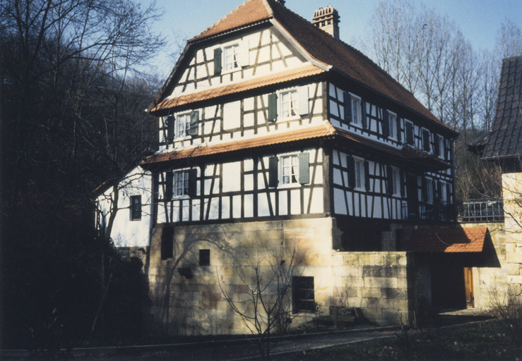 Le logis : vue de trois quarts arrière.