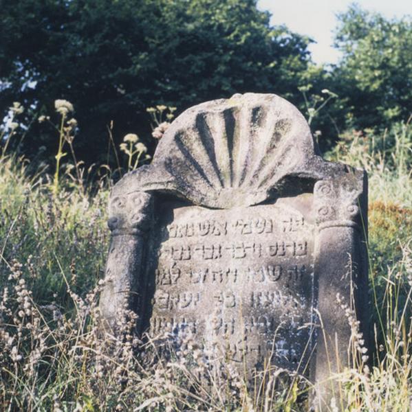 Vue d'ensemble de la stèle funéraire d'Eliezer, fils de Jacob, décédé en 1647.