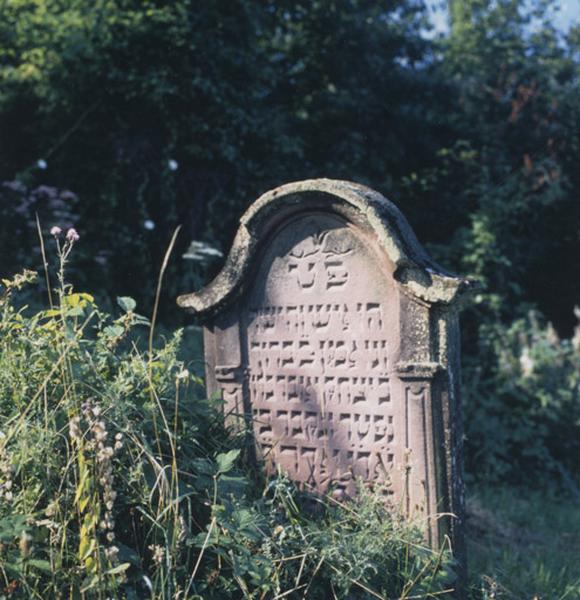 Vue d'ensemble de la stèle funéraire de Baruch, fils d'Isaac, décédé en 1766.