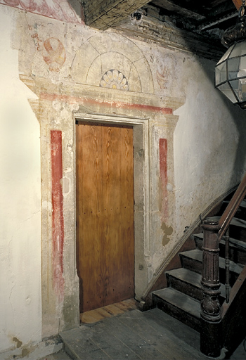 Porte du rez-de-chaussée. Vue d'ensemble de la peinture murale entourant la porte.