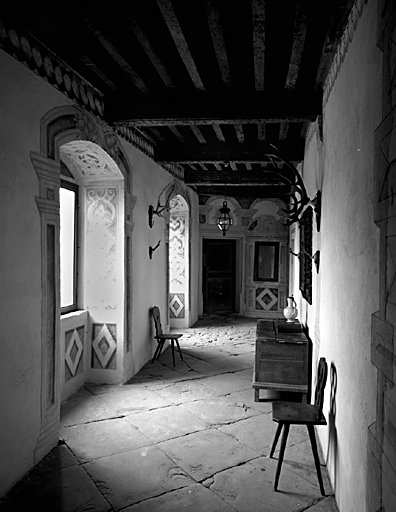 Couloir du rez-de-chaussée. Vue d'ensemble du couloir de la façade est.