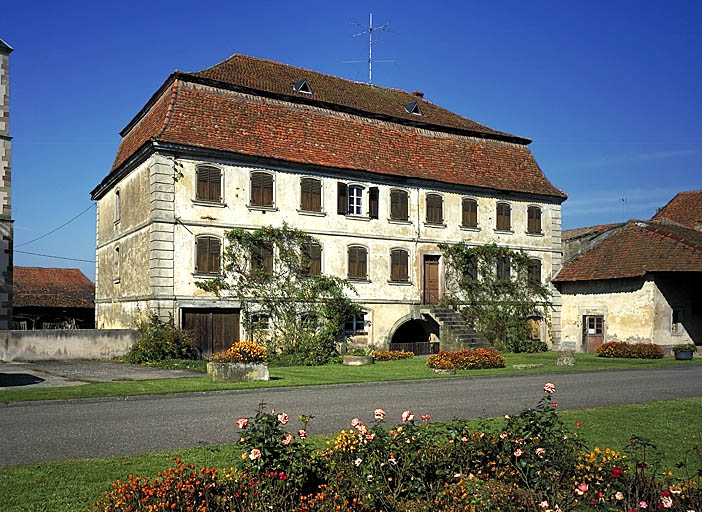 Les communs de 1728 transformés en moulin en 1787. Vue d'ensemble de trois-quarts gauche.