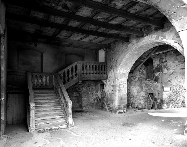 Vue d'ensemble de l'escalier dans le passage d'entrée.