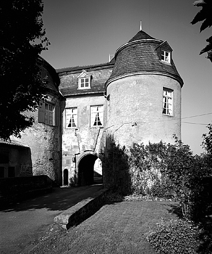 Vue d'ensemble du corps d'entrée avec les tourelles.