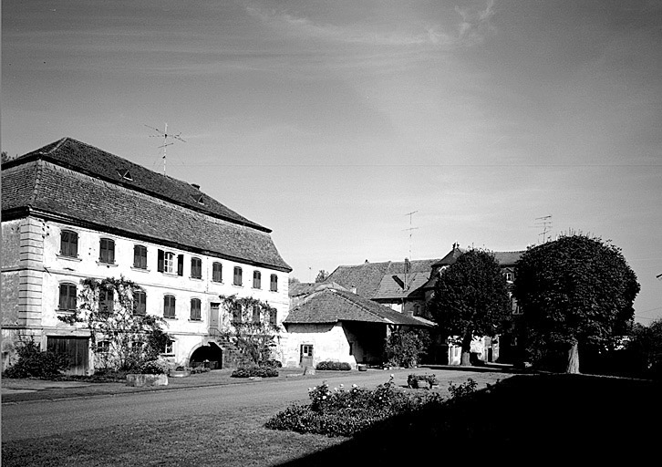 Vue d'ensemble du site : le château, le moulin et la maison.