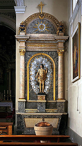 2 autels, 2 retables, 2 statues (autels secondaires), de saint Sébastien, de la Vierge