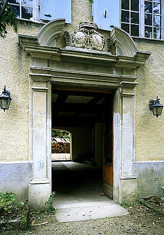 Vue de la porte datée avec armoiries
