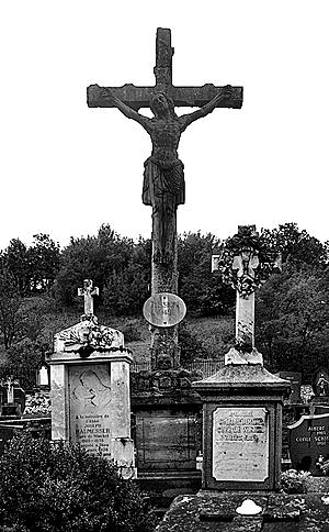 Croix de cimetière : Christ en croix