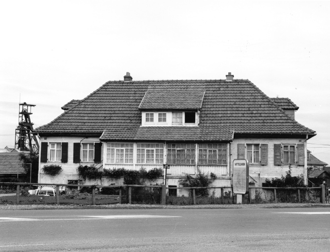 Maisons jumelles : vue d'ensemble depuis le sud-ouest.