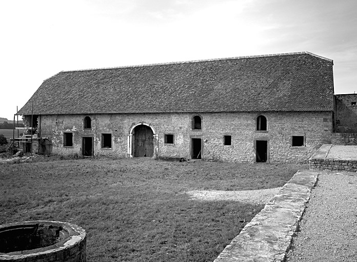 Vue d'ensemble de la grange depuis le nord-est.