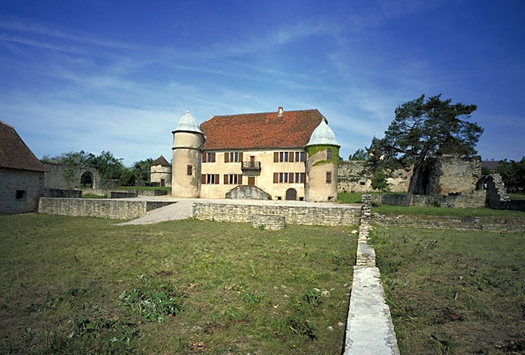 Vue lointaine avec tour.