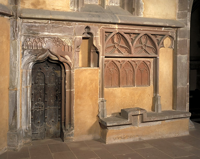 Vue intérieure du mur sud du choeur avec porte de la sacristie.