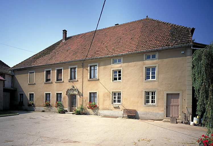 Vue d'ensemble de la façade sur cour.