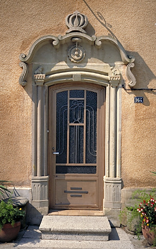 Vue de l'encadrement de la porte d'entrée.