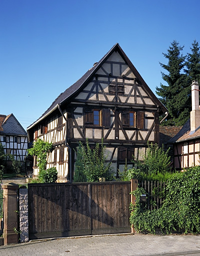 Vue de trois-quarts sur rue.