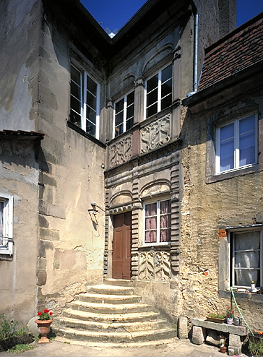 Vue d'ensemble de l'élévation sur cour.