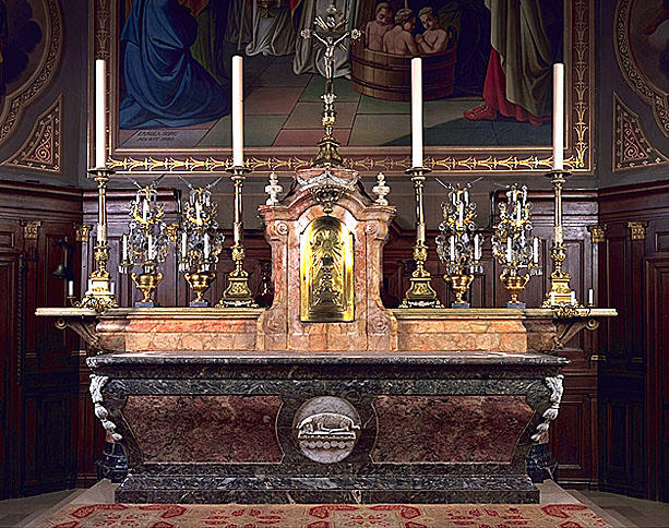 Autel, tabernacle, bouquets d'autel (4), croix d'autel, 4 chandeliers (maître-autel)