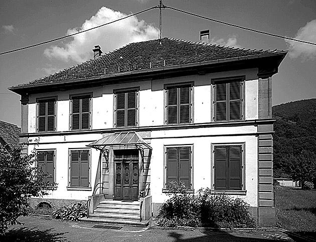 Vue d'ensemble de l'élévation antérieure.