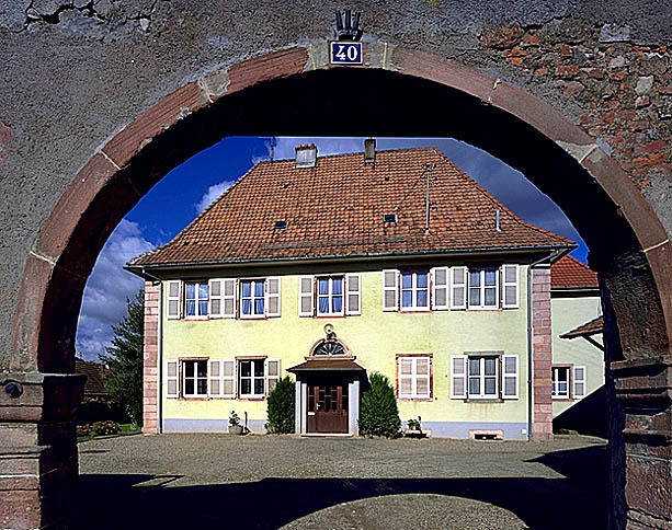 Vue d'ensemble avec porte cochère.