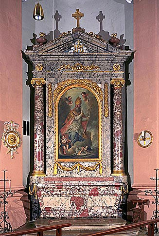 3 autels, 3 retables, tabernacle, 3 croix d'autel, 2 statues, 12 chandeliers (maître-autel, autels secondaires, de saint Jean Baptiste, du Rosaire et de saint Nicolas)