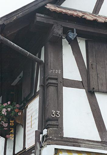 Maison 33 rue du Général-Leclerc. Détail du poteau cornier daté 1728.
