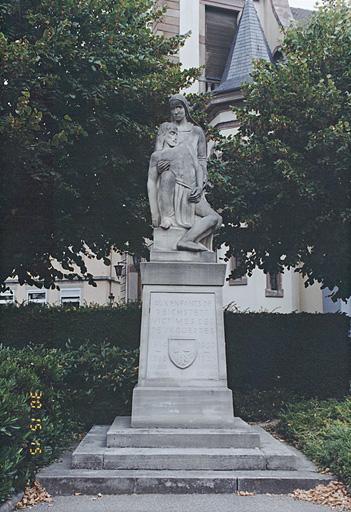 Monument aux morts rue de la Wantzenau : 1956 par E. Stentzel.