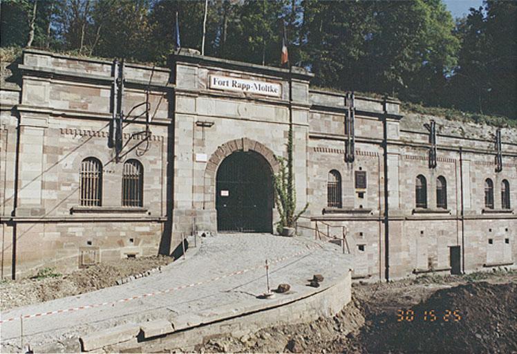 La caserne de gorge avec le portique central.